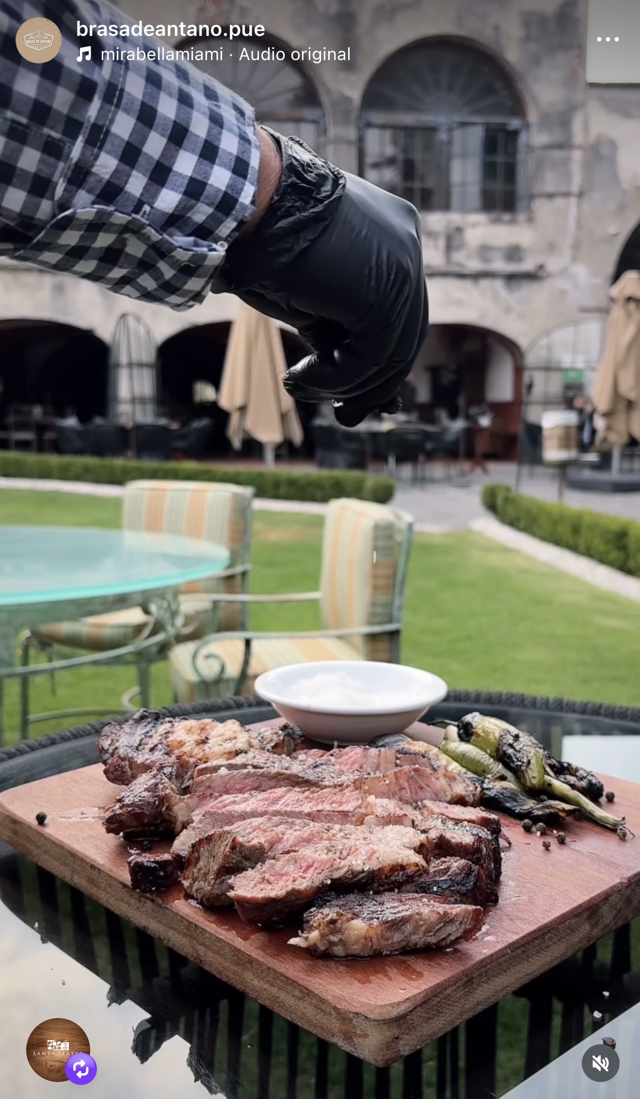 Servicio de carne al centro de la mesa en los jardines de la Hacienda