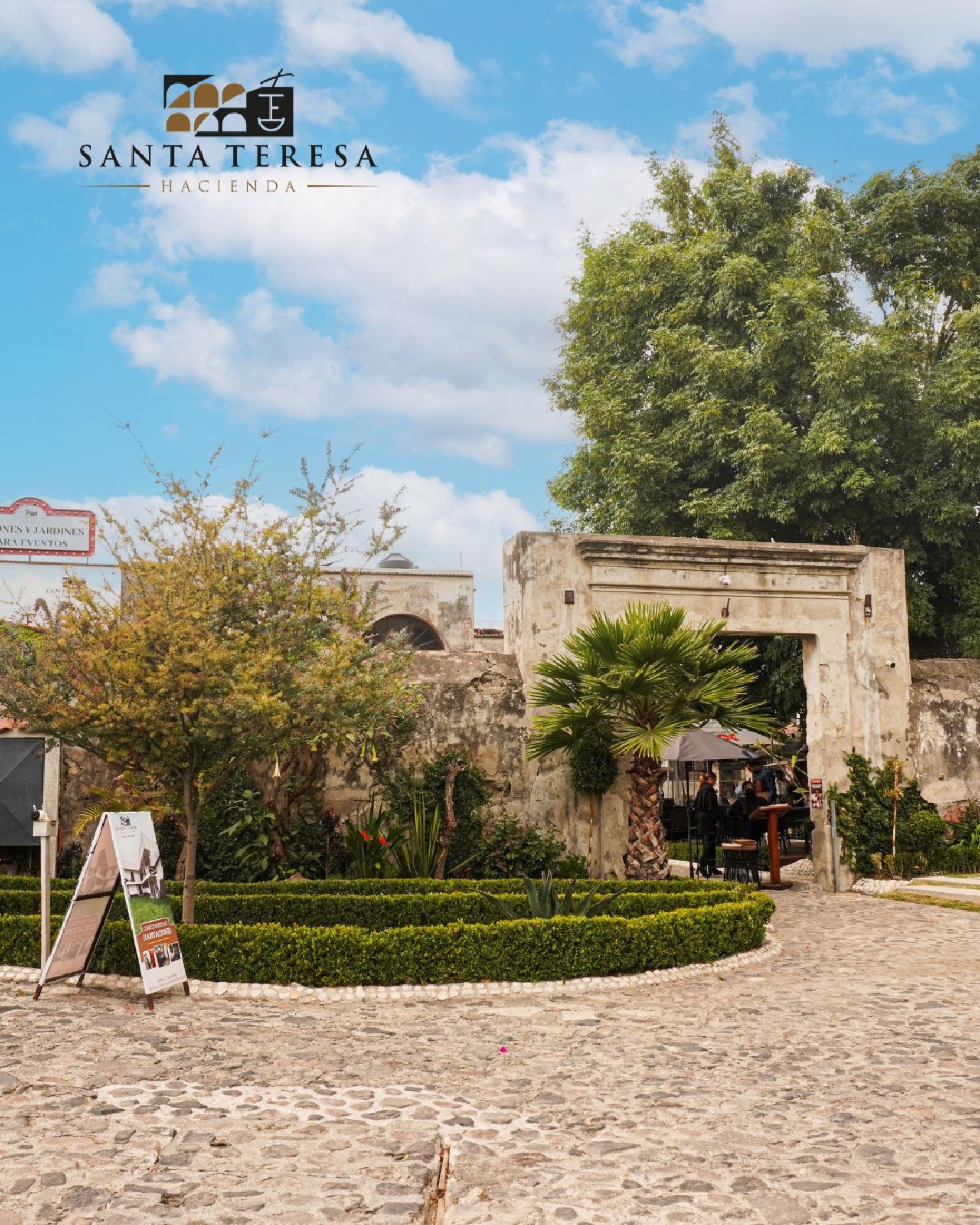 Entrada y jardines de Hacienda Santa Teresa